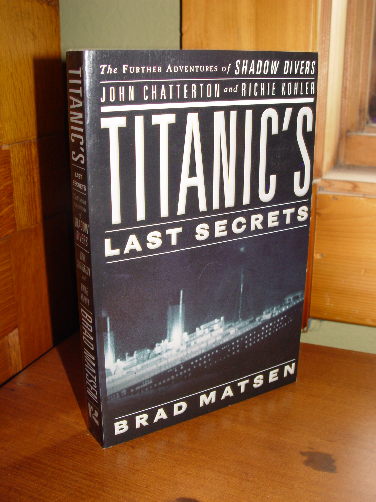 Titanic's Last Secrets Shadow Divers John
                        Chatterton and Richie Kohler 2008 Brad Matsen