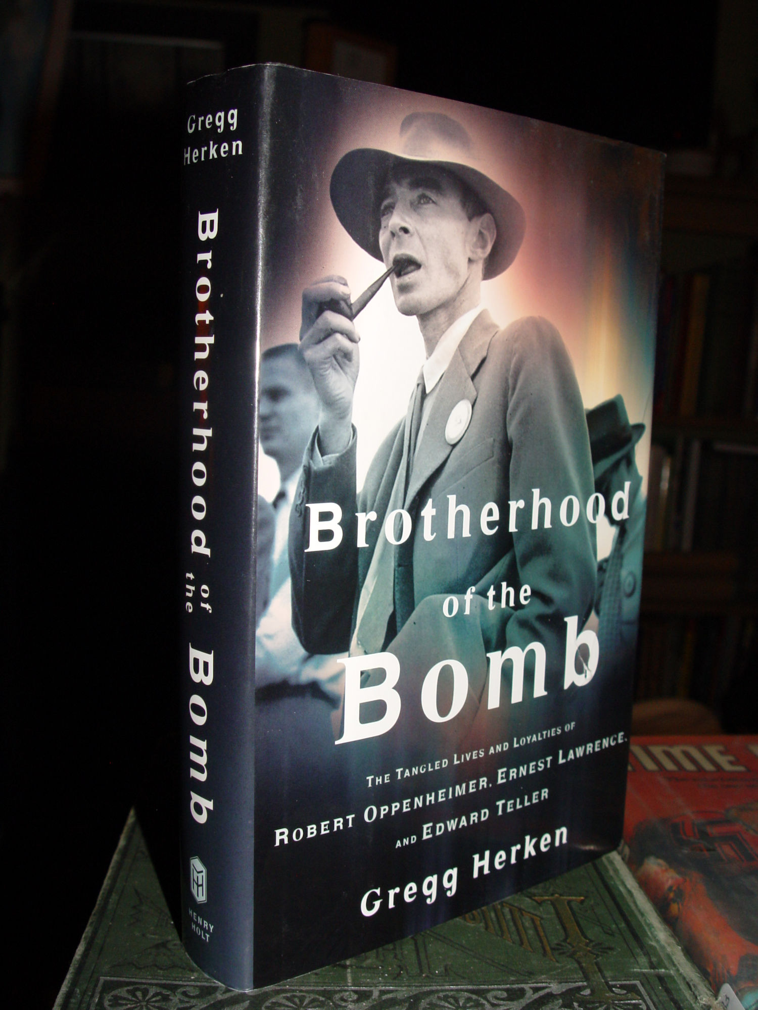 Brotherhood of the Bomb: The Tangled Lives
                        and Loyalties of Robert Oppenheimer, Ernest
                        Lawrence and Edward Teller 2002