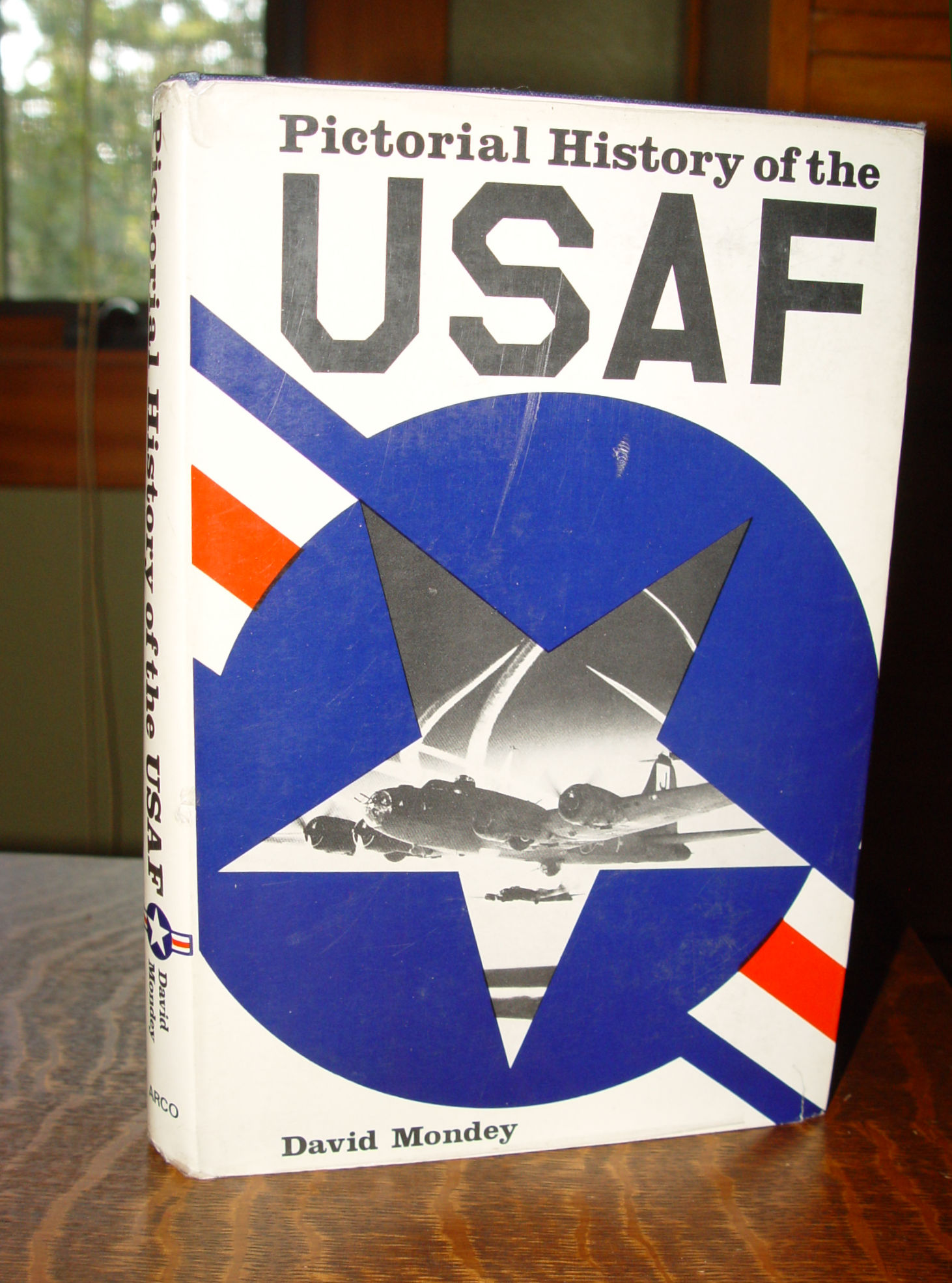 Pictorial History of the US Air Force 1971
                        by David Mondey